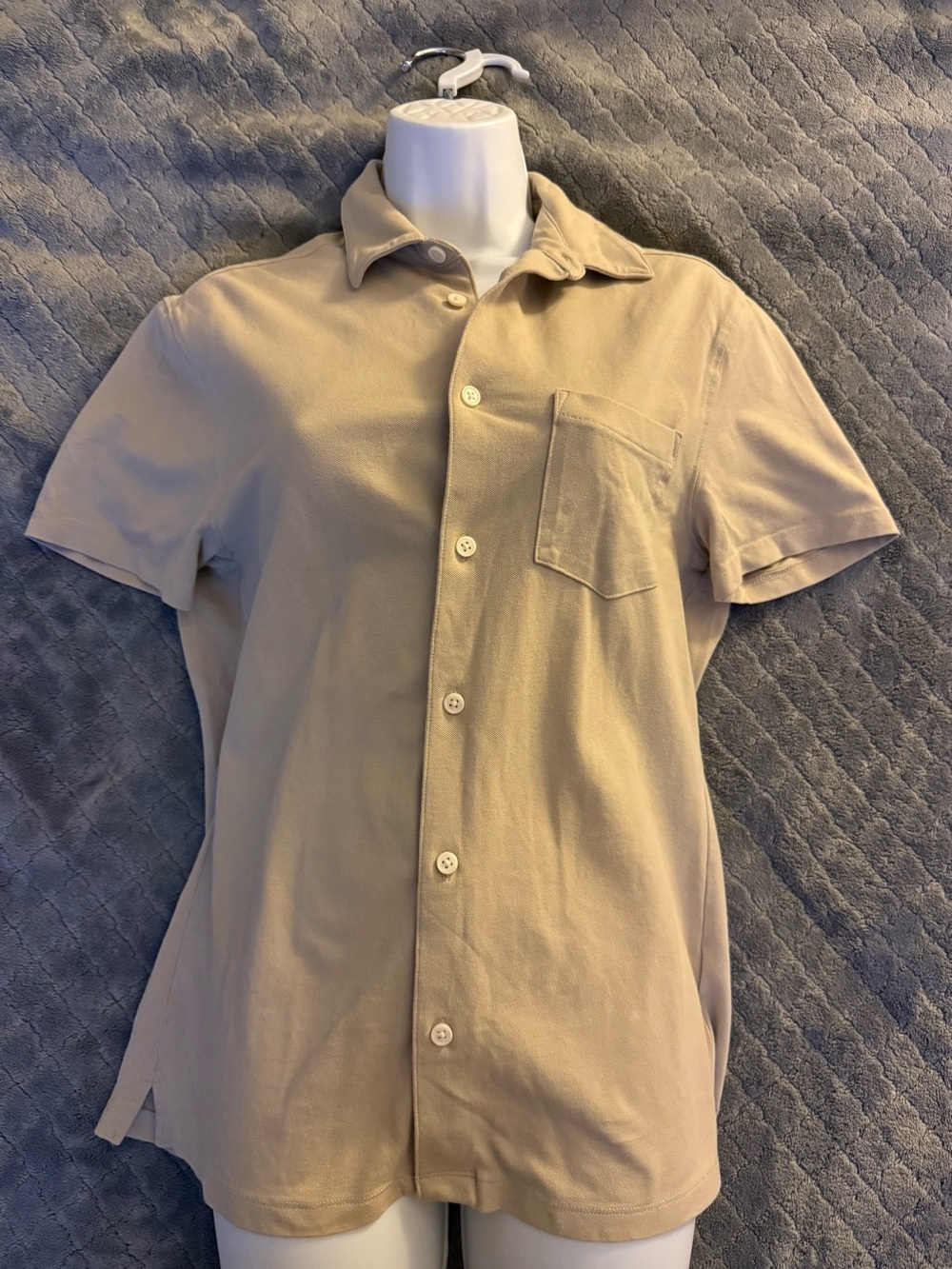 Women’s Short-Sleeve Button-Up Shirt in Beige